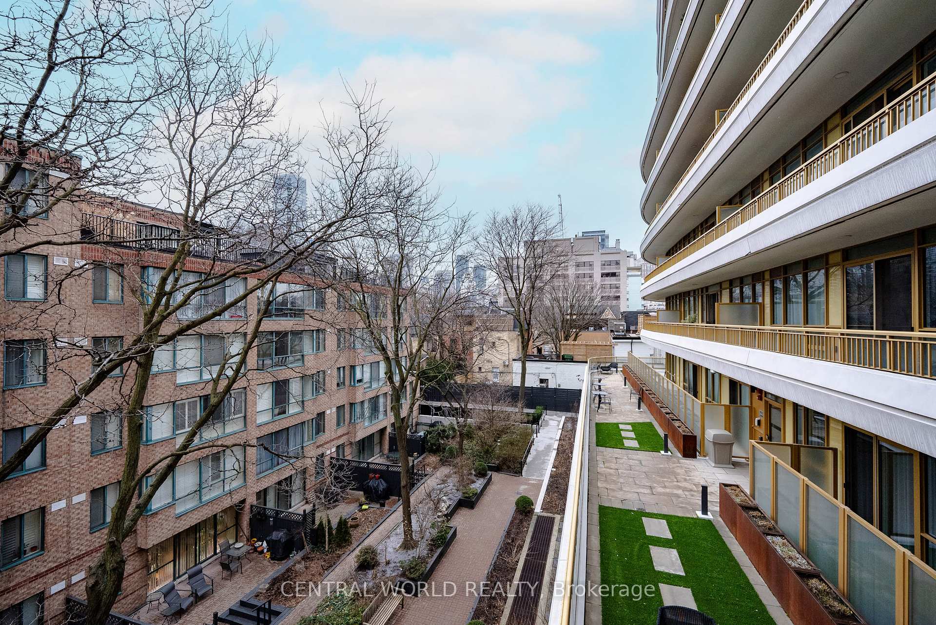 2 Bedrooms Condo at 151 Avenue,  Toronto For sale
