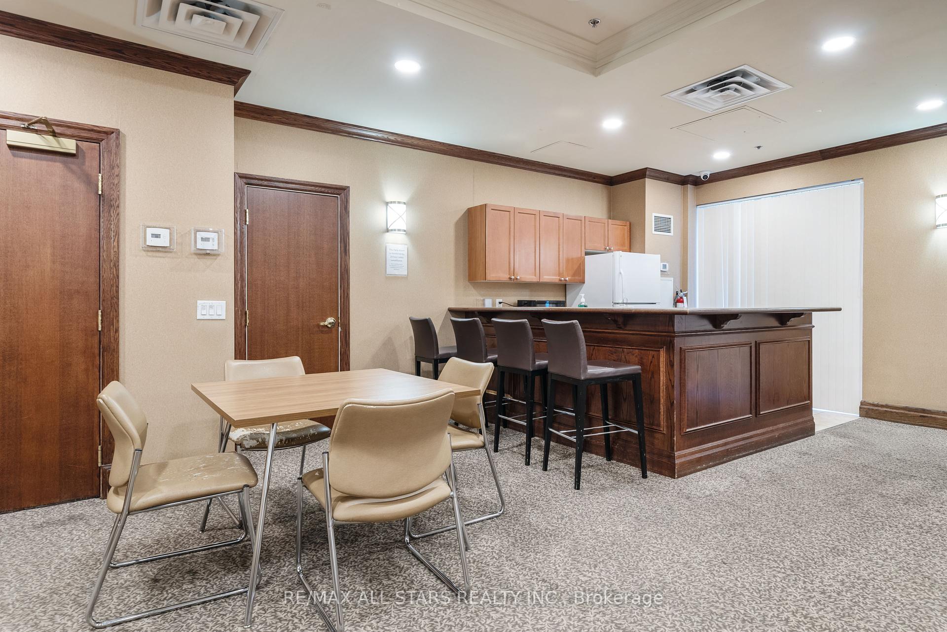 2 Bedrooms Condo at 5 Michael Power, Toronto For sale