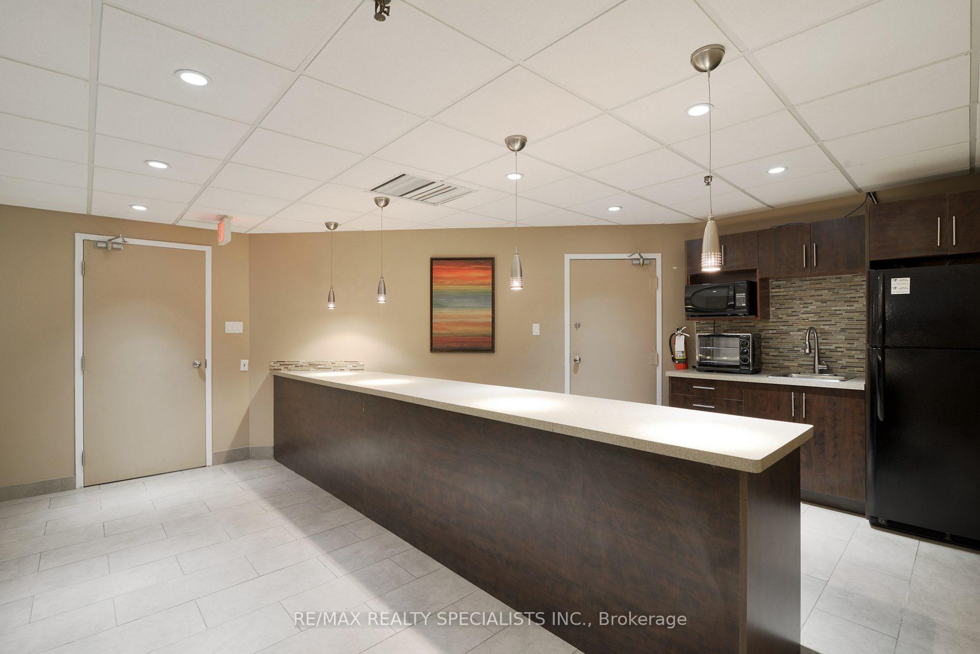 3 Bedrooms Condo at 2323 Confederation, Mississauga For sale