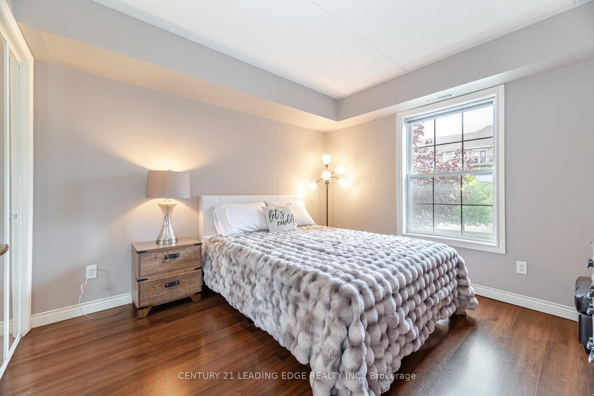 2 Bedrooms Condo at 4005 Kilmer, Burlington For sale