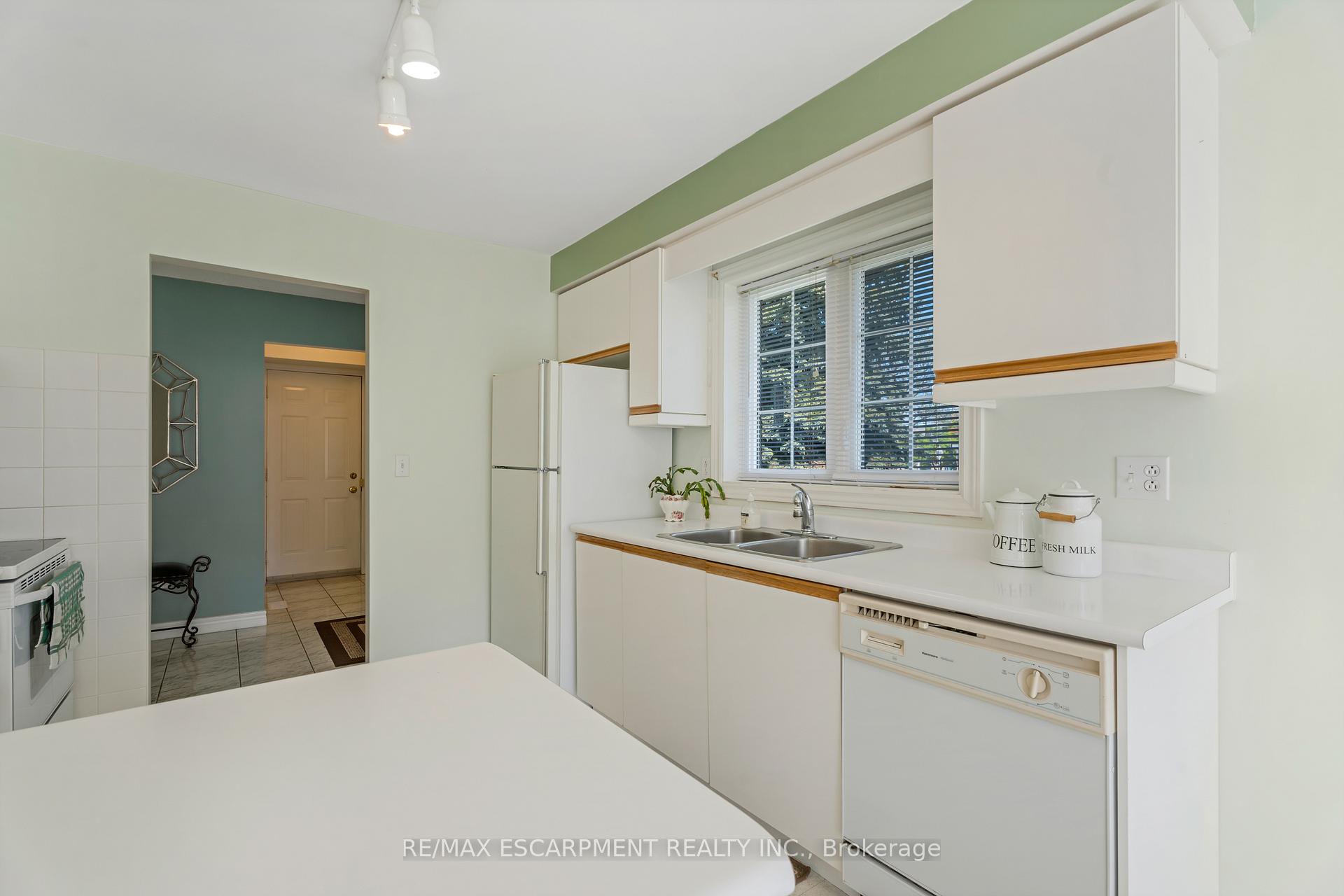 2 Bedrooms Condo at 810 Golf Links, Hamilton For sale