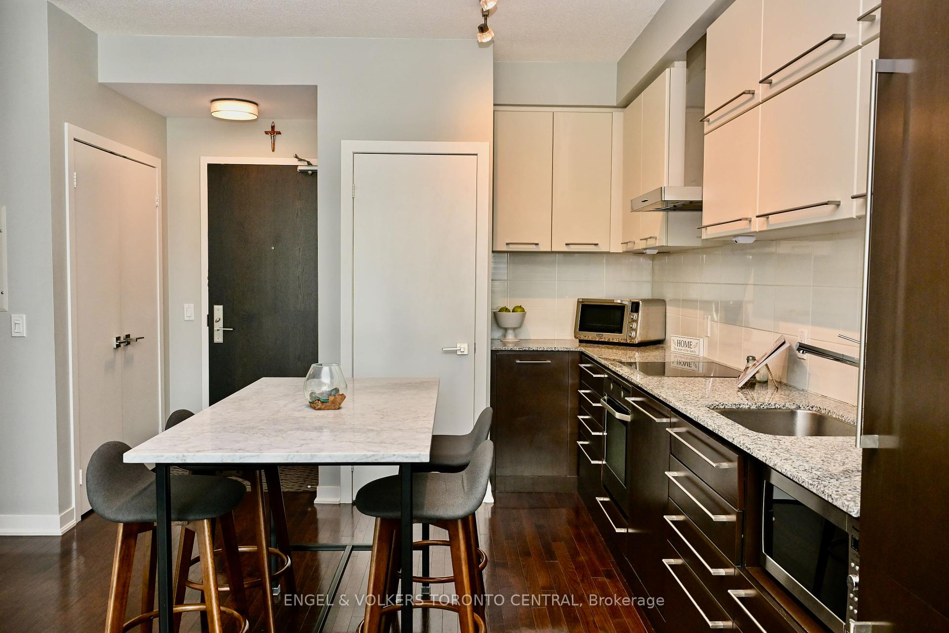 2 Bedrooms Condo at 770 Bay, Toronto For sale
