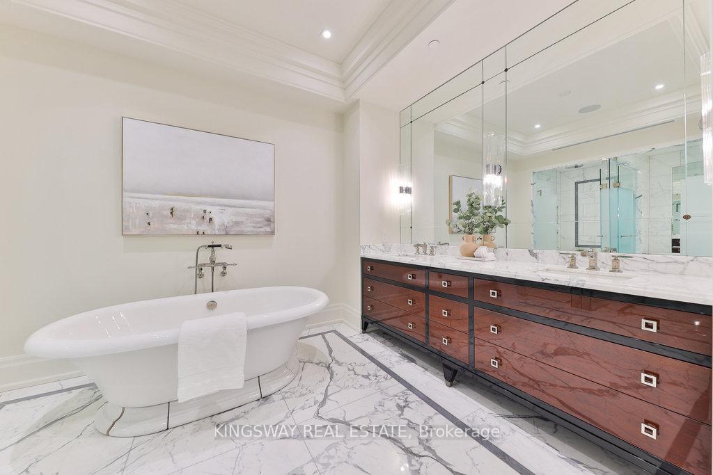 2 Bedrooms Condo at 300 Randall, Oakville For sale