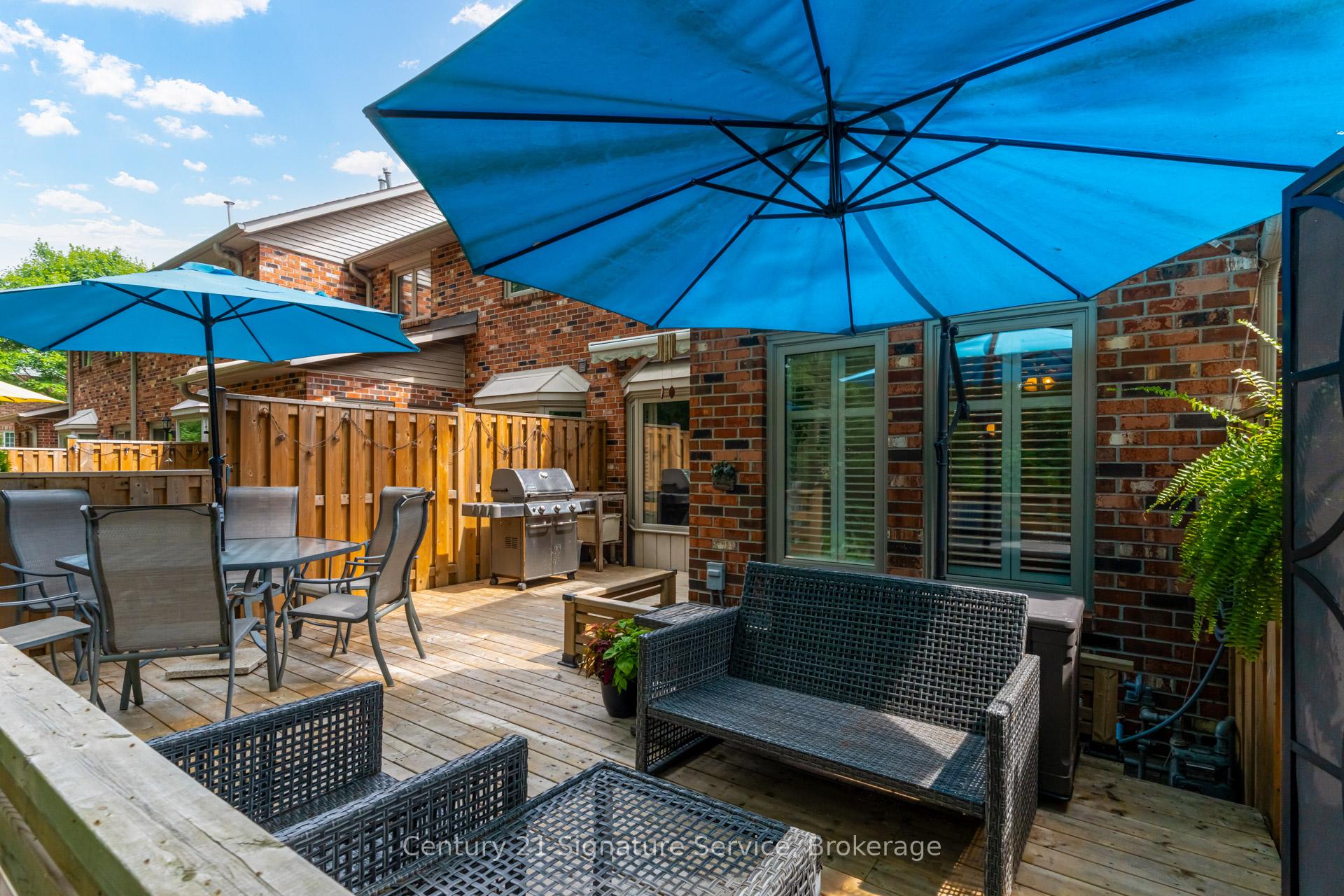 3 Bedrooms Condo at 2230 Walkers, Burlington For sale