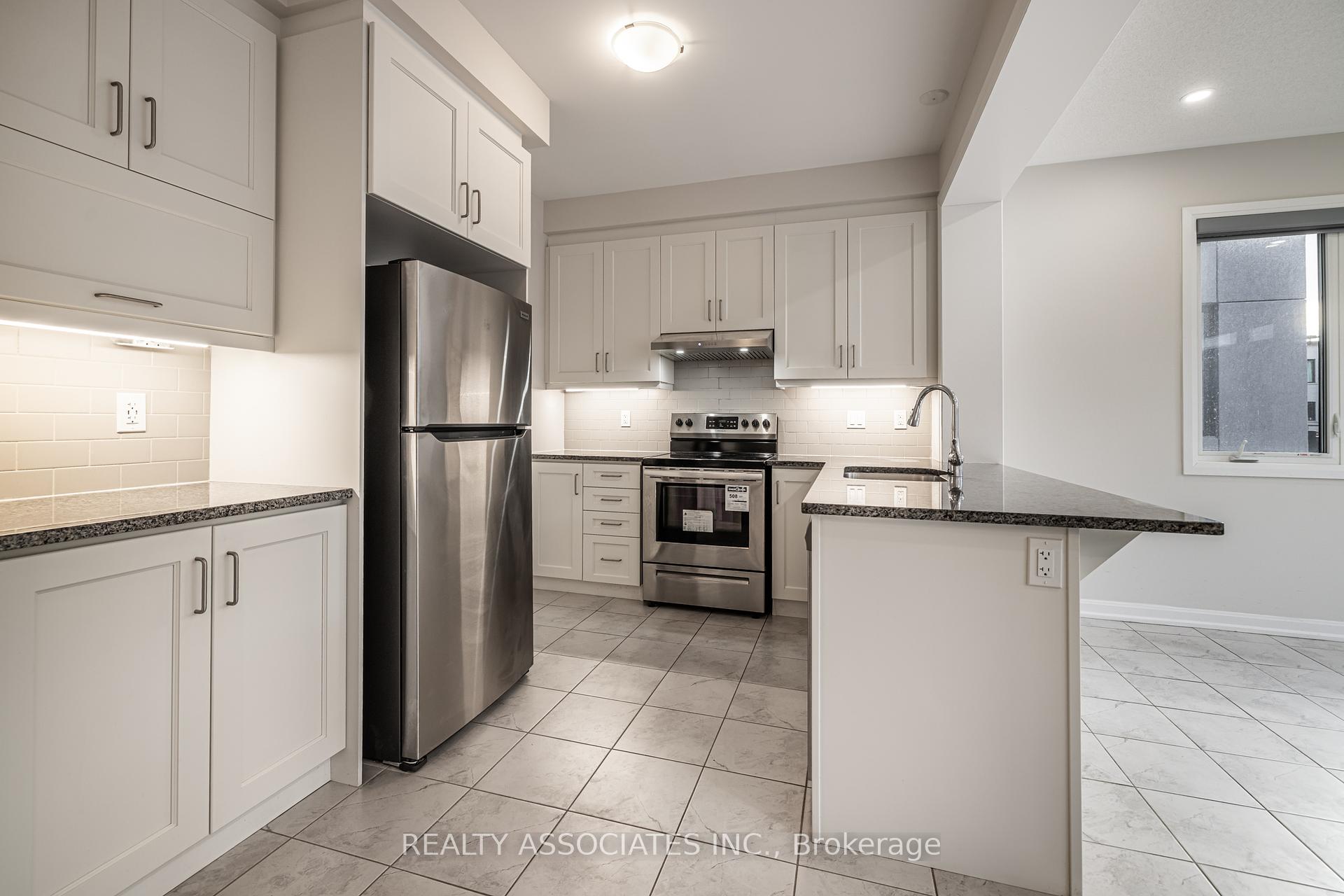 4 Bedrooms Condo at 133 Grovewood, Oakville For sale