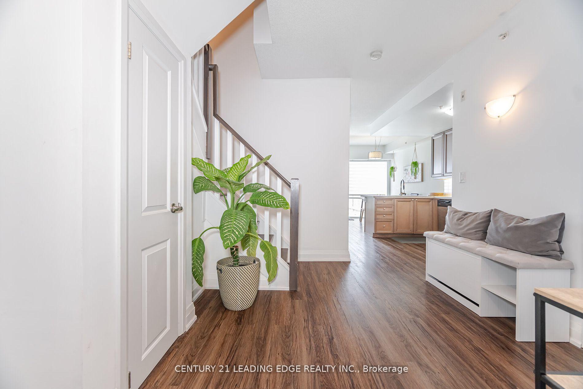 2 Bedrooms Condo at 24 Woodstream, Vaughan For sale
