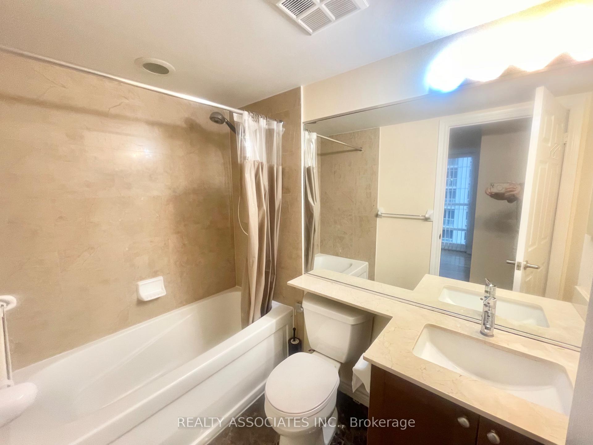 3 Bedrooms Condo at 761 Bay, Toronto For sale