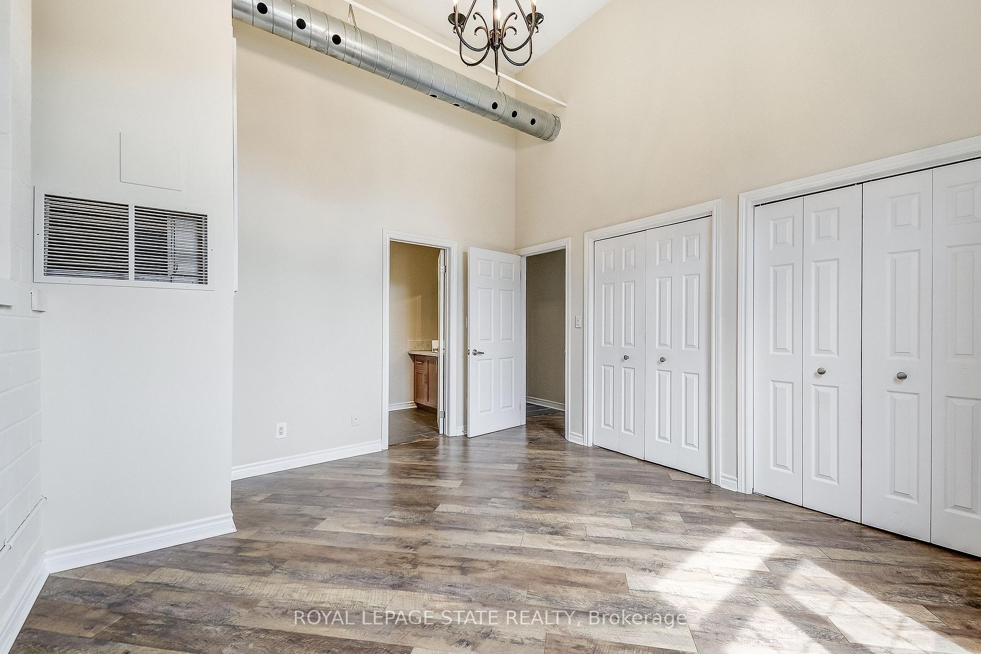 2 Bedrooms Condo at 80 King William, Hamilton For sale