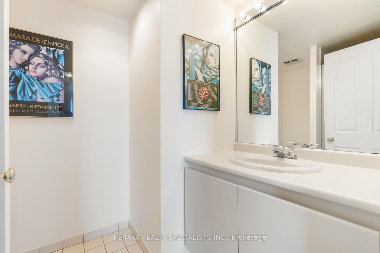 2 Bedrooms Condo at 1800 The Collegeway, Mississauga For sale