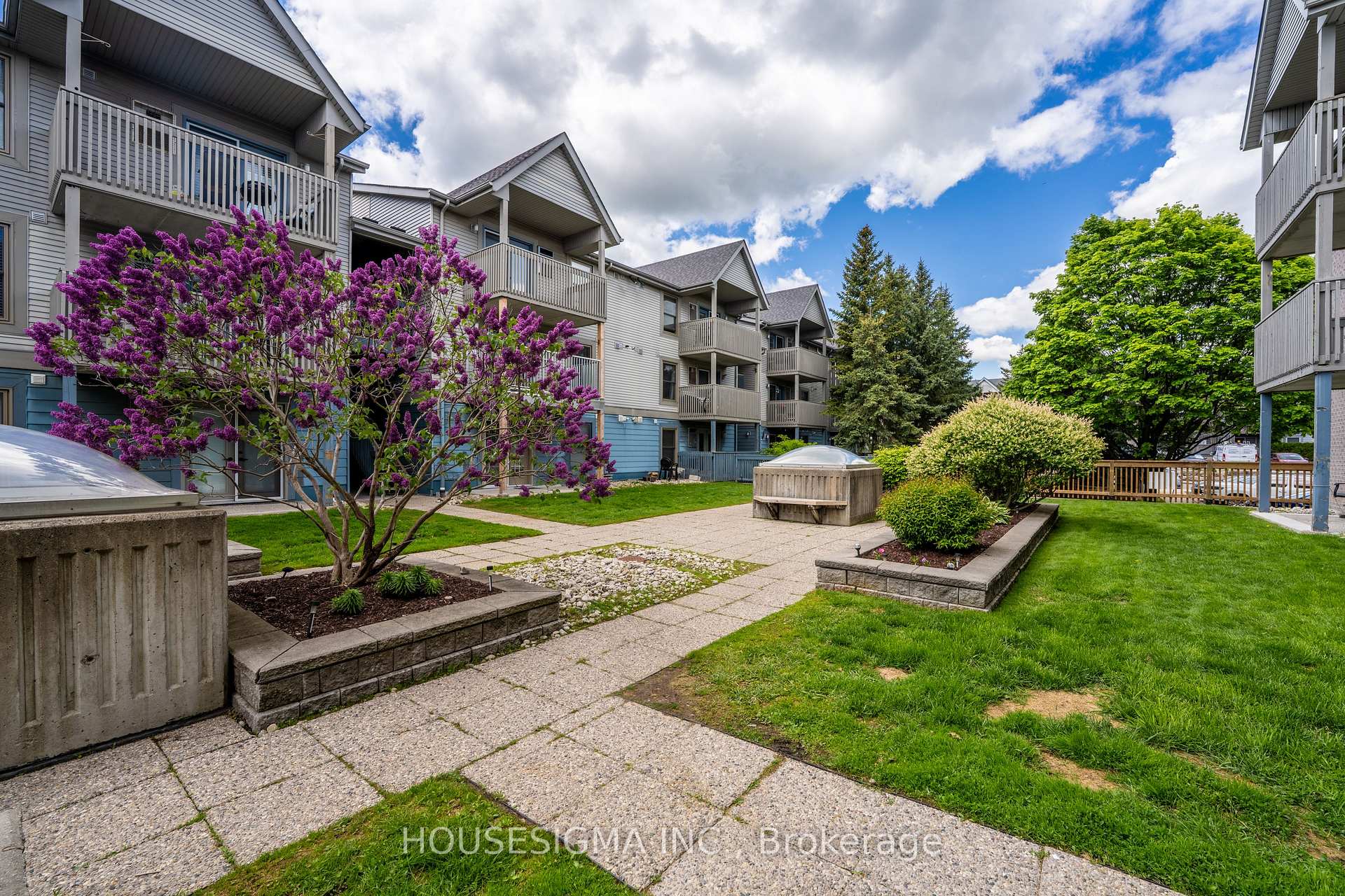 2 Bedrooms Condo at 2010 Cleaver, Burlington For sale