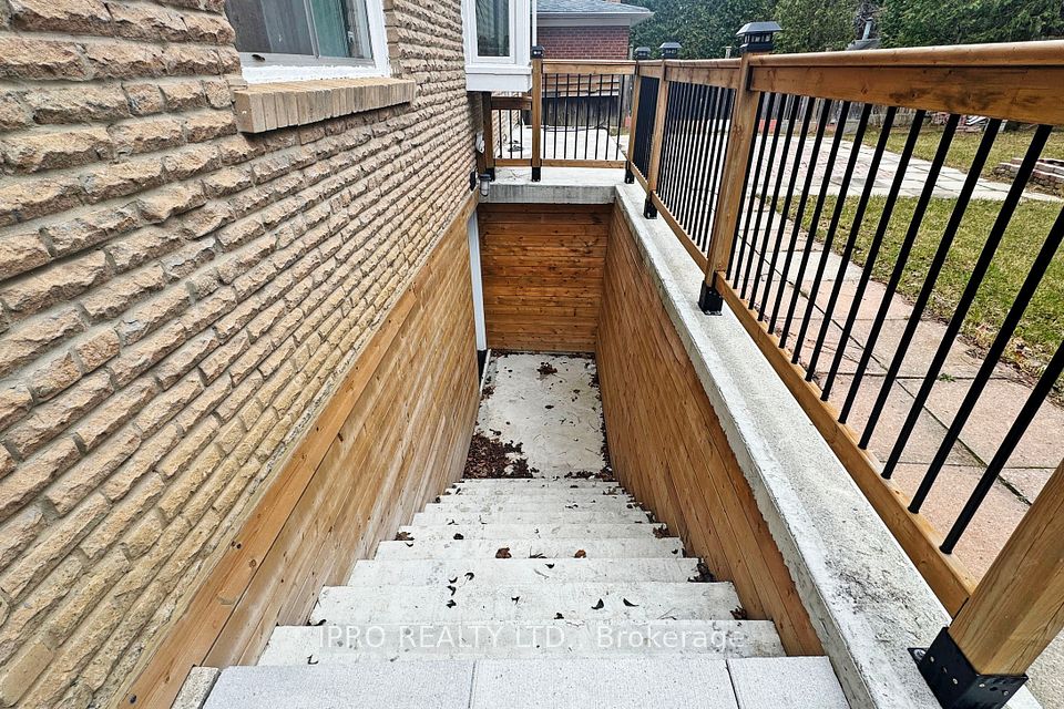 https://trreb-image.ampre.ca/ioGaN3qTyG4wUYqVlPxCIepYAXtXQoBk7ugWWT-cnGo/rs:fit:960:960/wm:.5:so:0:50:.4/wmsh:10/wmt:PHNwYW4gZm9yZWdyb3VuZD0nd2hpdGUnIGZvbnQ9JzY4Jz5JUFJPIFJFQUxUWSBMVEQuLCBCcm9rZXJhZ2U8L3NwYW4-/L3RycmViL2xpc3RpbmdzLzQwLzkyLzUzLzk1L3AvZWViMzlmOTAtY2ZiMC00NDZjLWFmZTYtMzgwNWMwOGU4MWQxLmpwZw.jpg