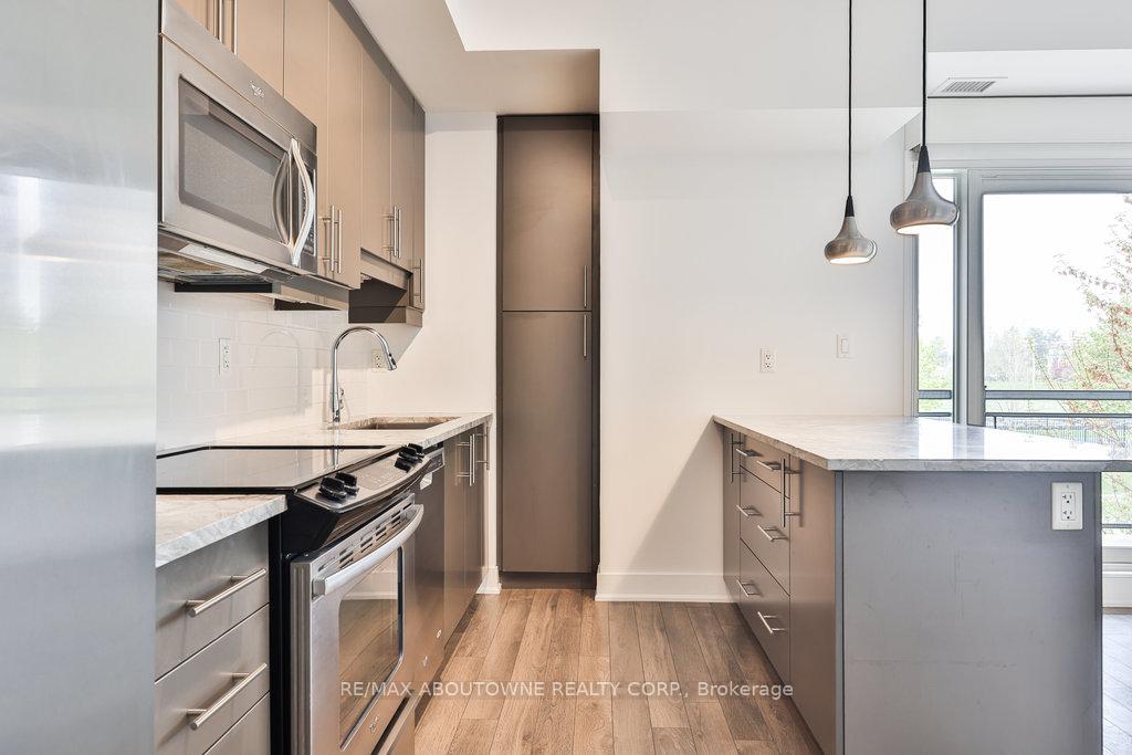 2 Bedrooms Condo at 128 Garden, Oakville For sale