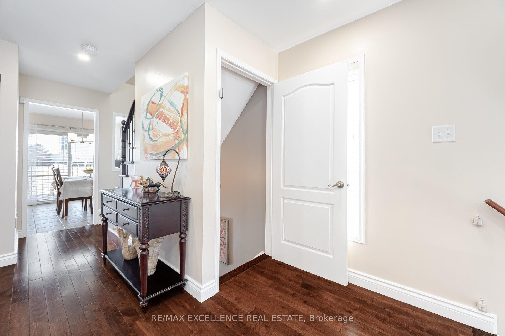 3 Bedrooms Condo at 4950 Albina, Mississauga For sale
