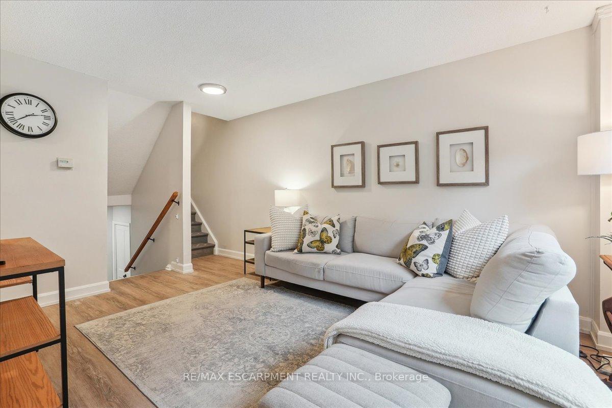 3 Bedrooms Condo at 680 Regency, Burlington For sale