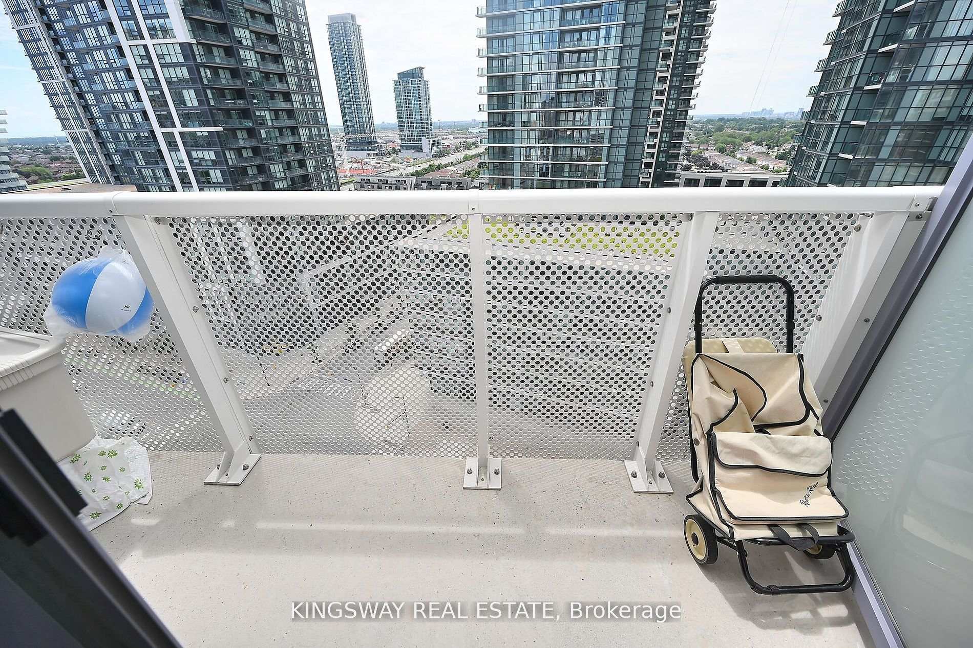 2 Bedrooms Condo at 4065 Confederation, Mississauga For sale