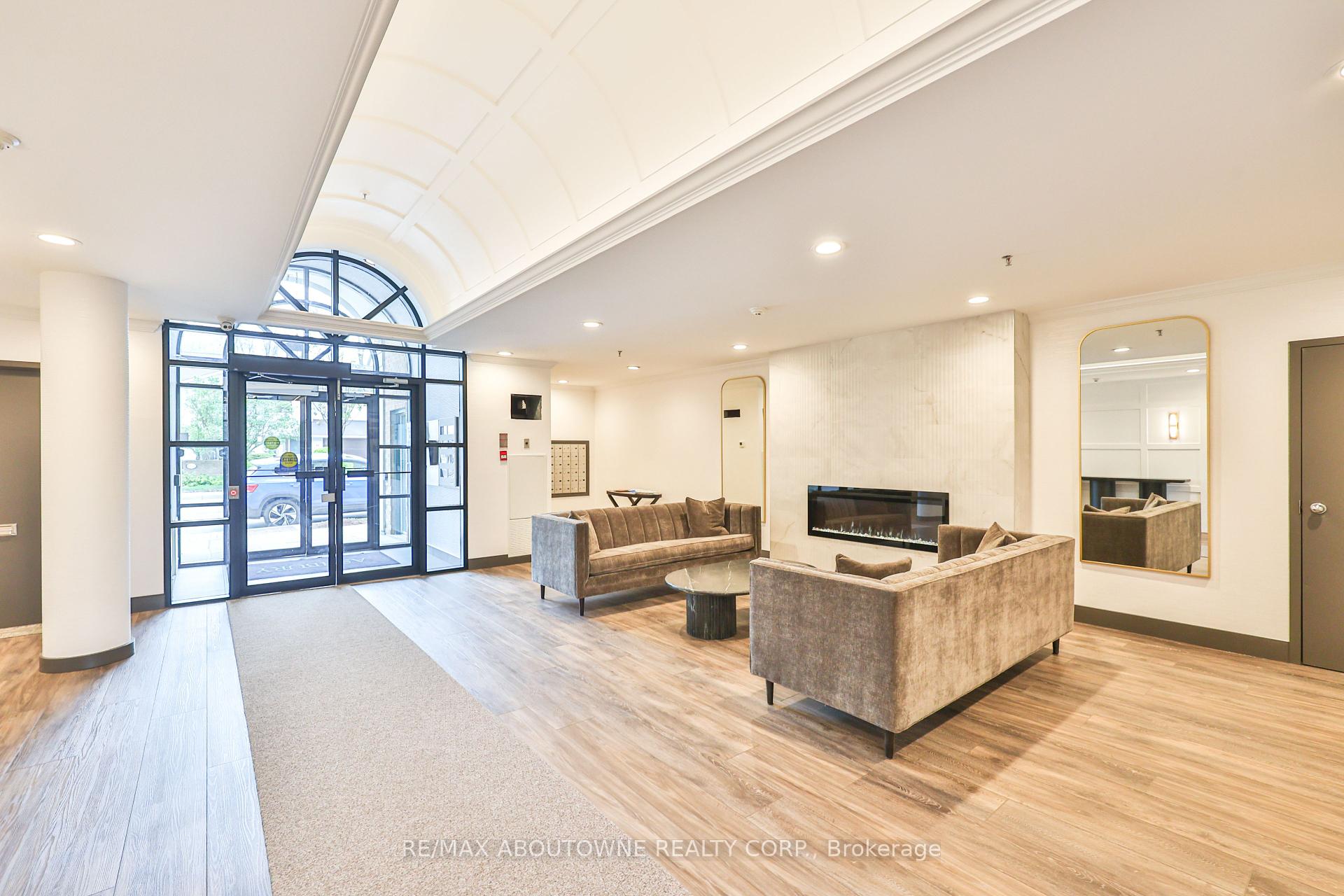 2 Bedrooms Condo at 185 Robinson, Oakville For sale