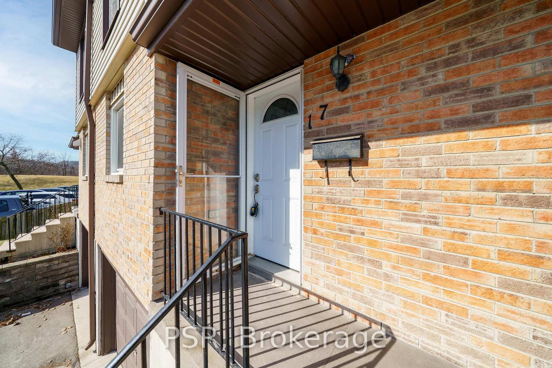 3 Bedrooms Condo at 10 Angus, Hamilton For sale