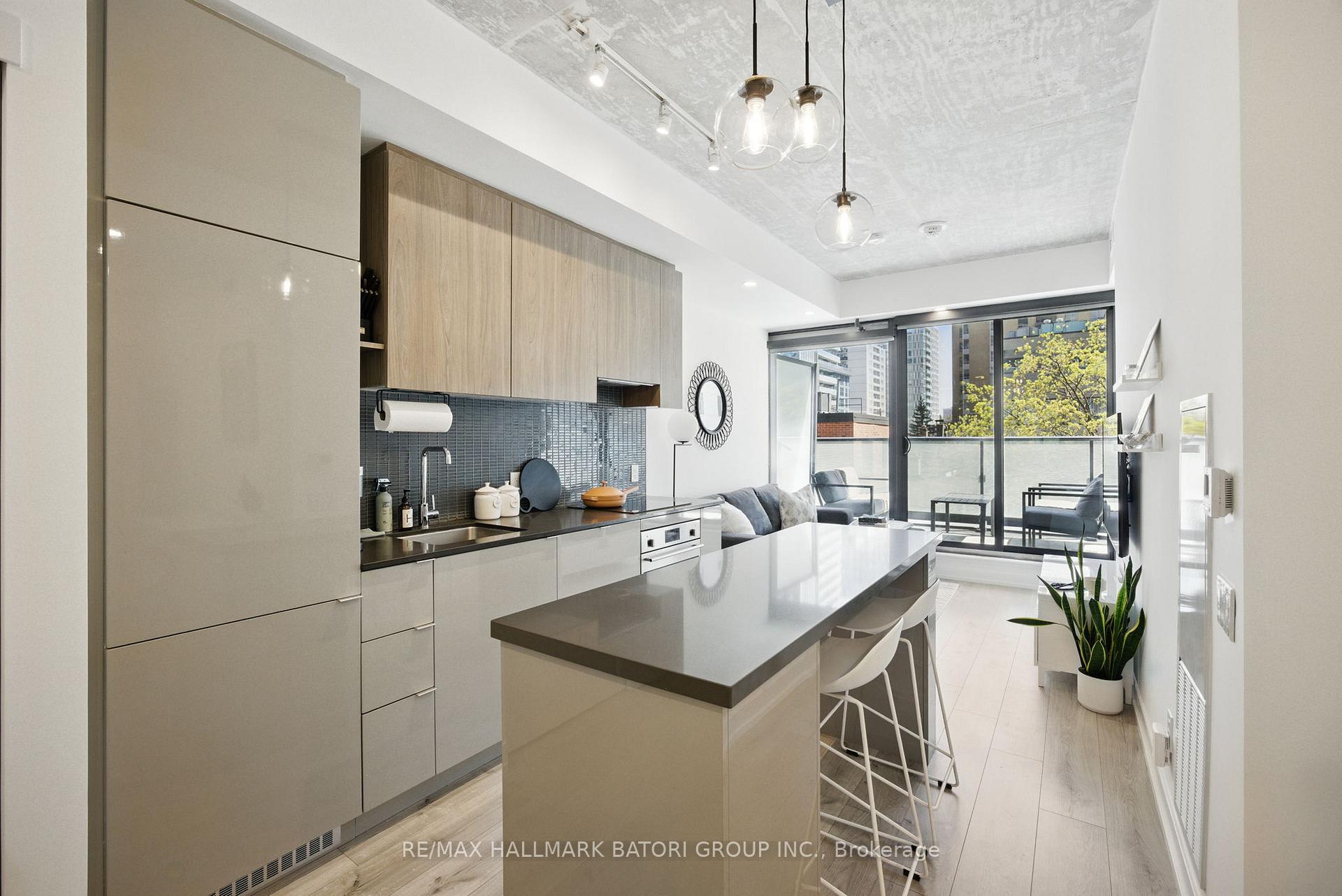 2 Bedrooms Condo at 161 Roehampton,  Toronto For sale