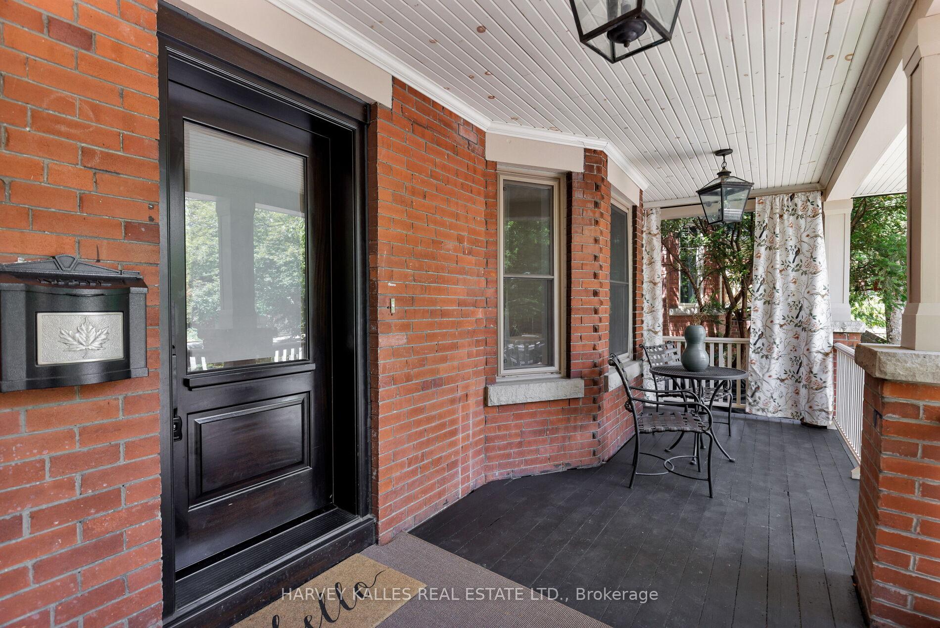 8 Edgewood Crescent