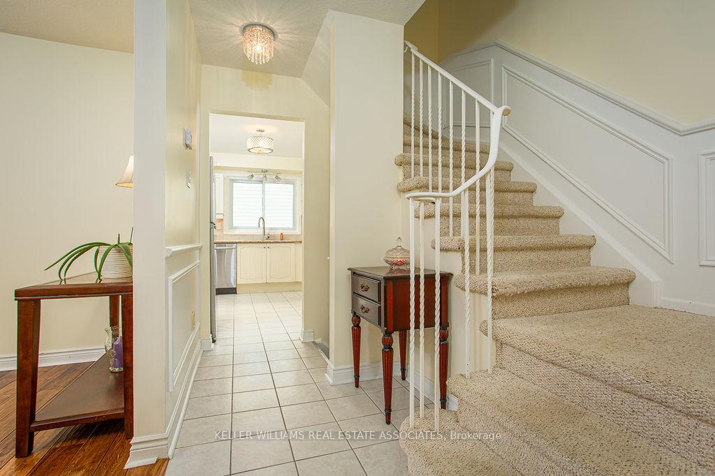 3 Bedrooms Condo at 2216 Upper Middle, Burlington For sale