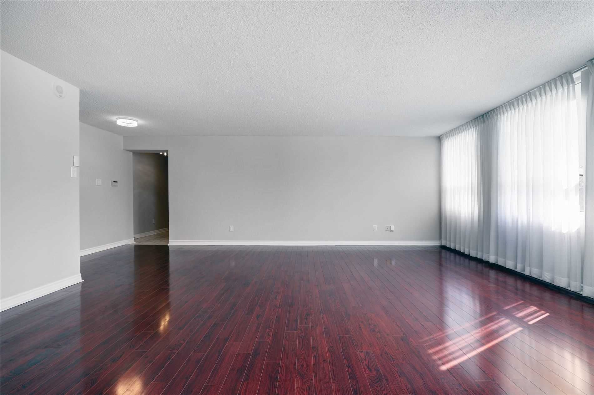 3650 Kaneff Crescent 207