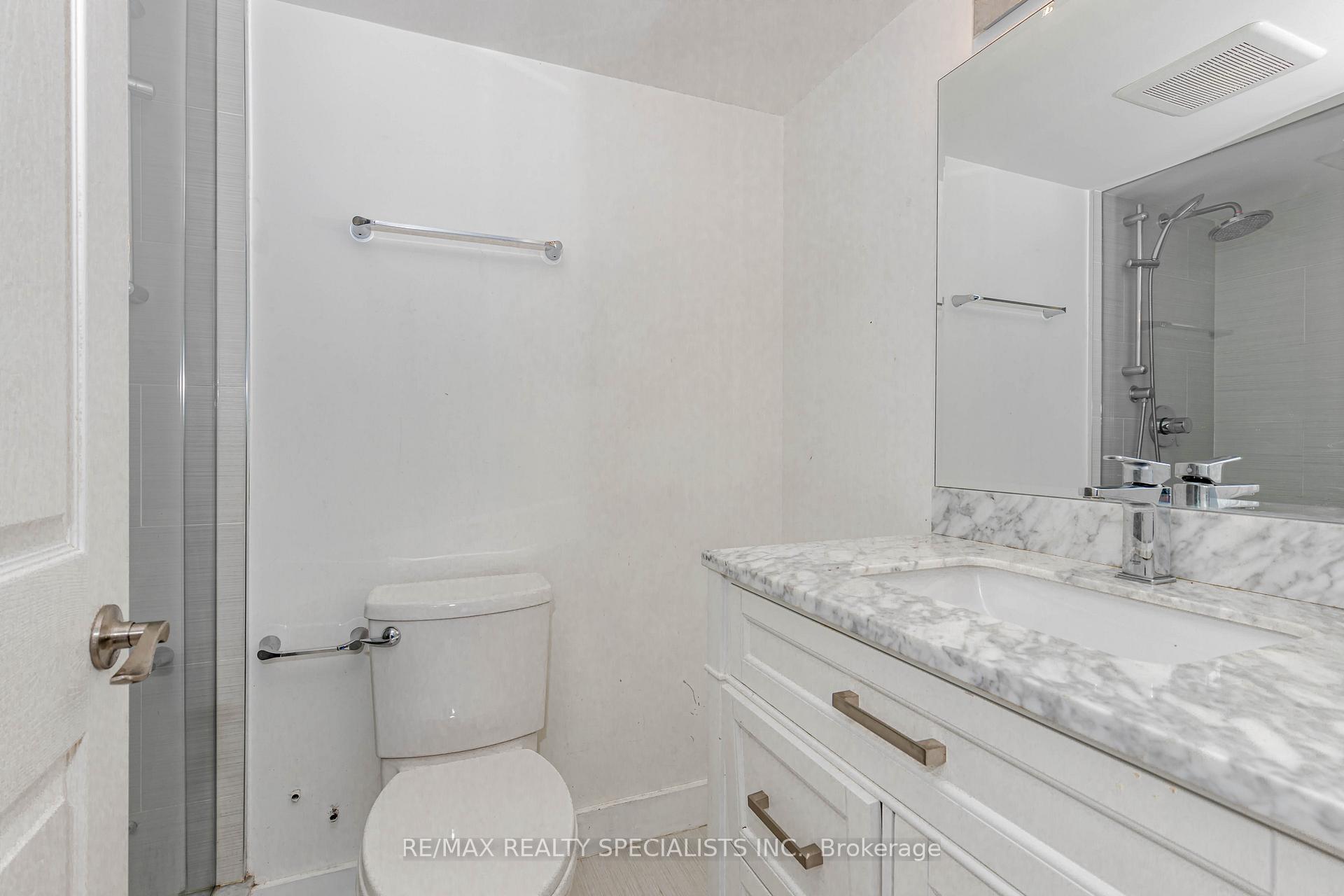 2 Bedrooms Condo at 32 Tannery, Mississauga For sale