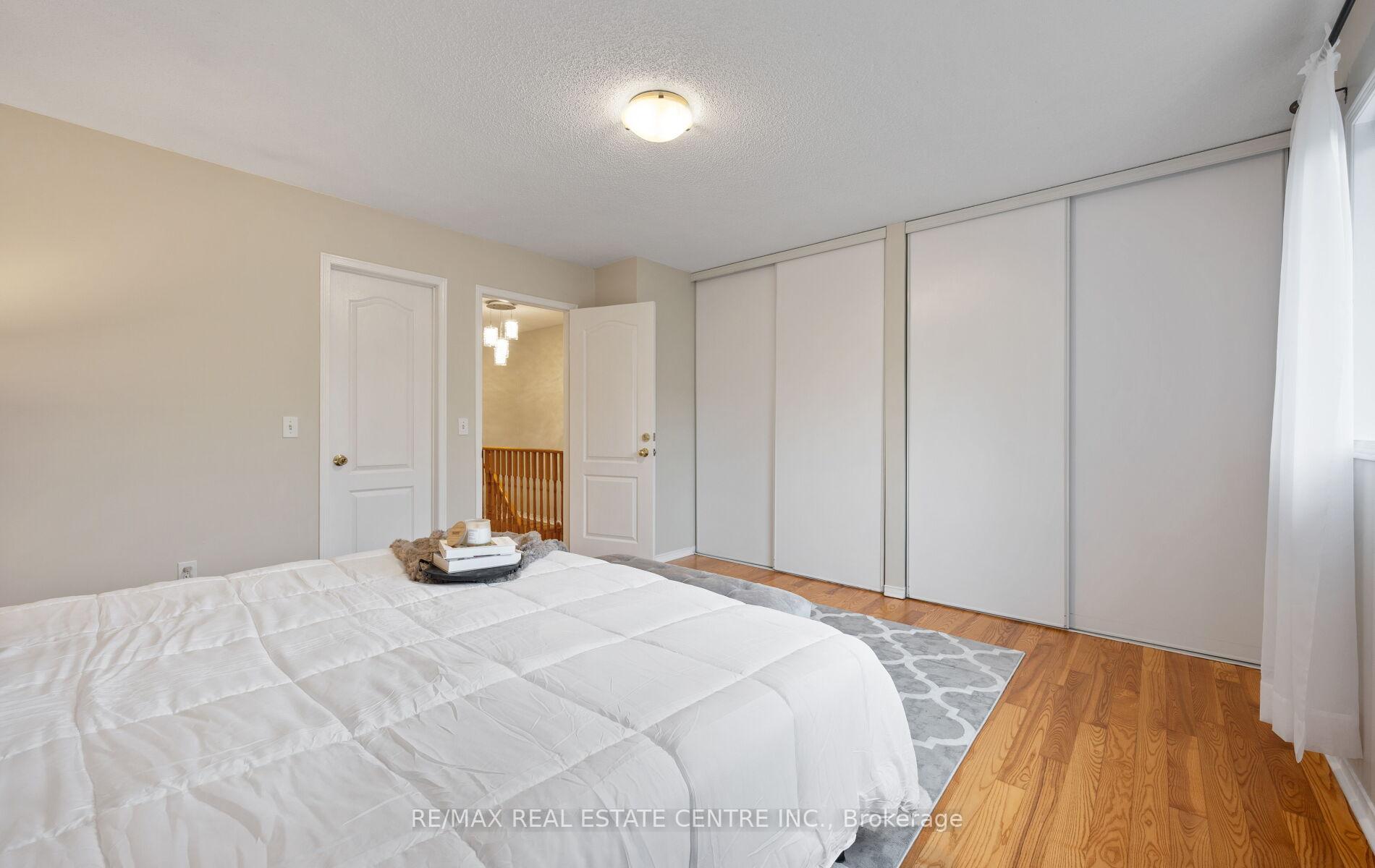 4 Bedrooms Condo at 5030 Heatherleigh, Mississauga For sale