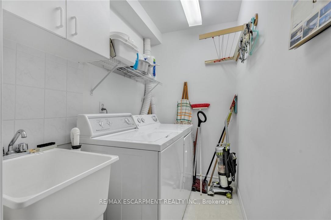 2 Bedrooms Condo at 810 Golf Links, Hamilton For sale
