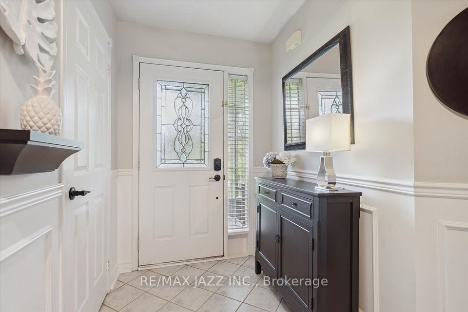 11 Griffen Place, Whitby, ON L1R 2N5