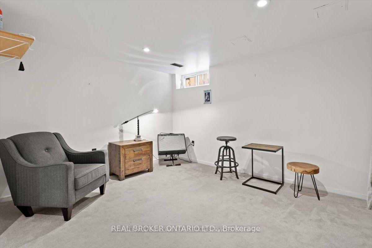 2 Bedrooms Condo at 11 Colmar, Hamilton For sale