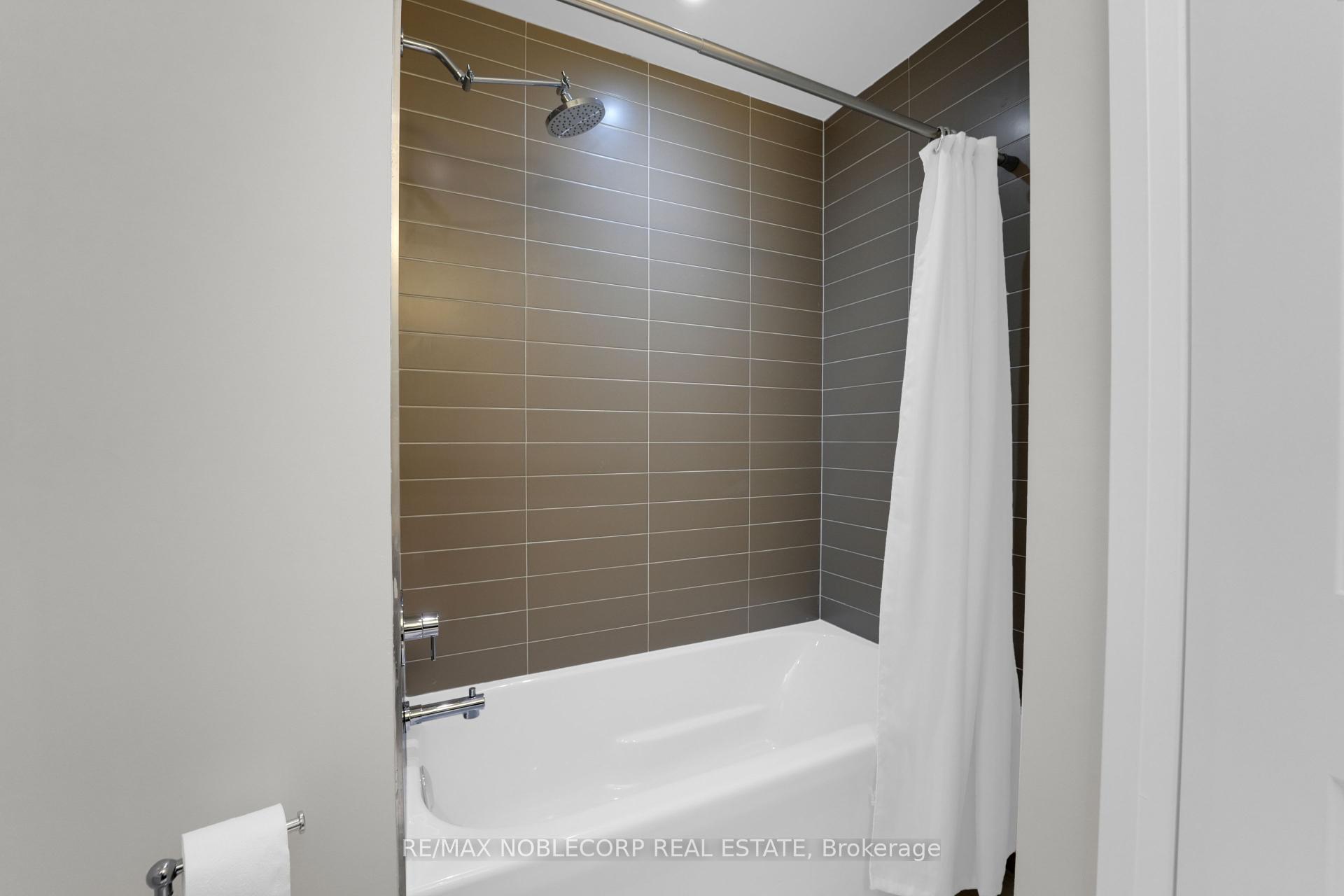 2 Bedrooms Condo at 12 Woodstream, Vaughan For sale