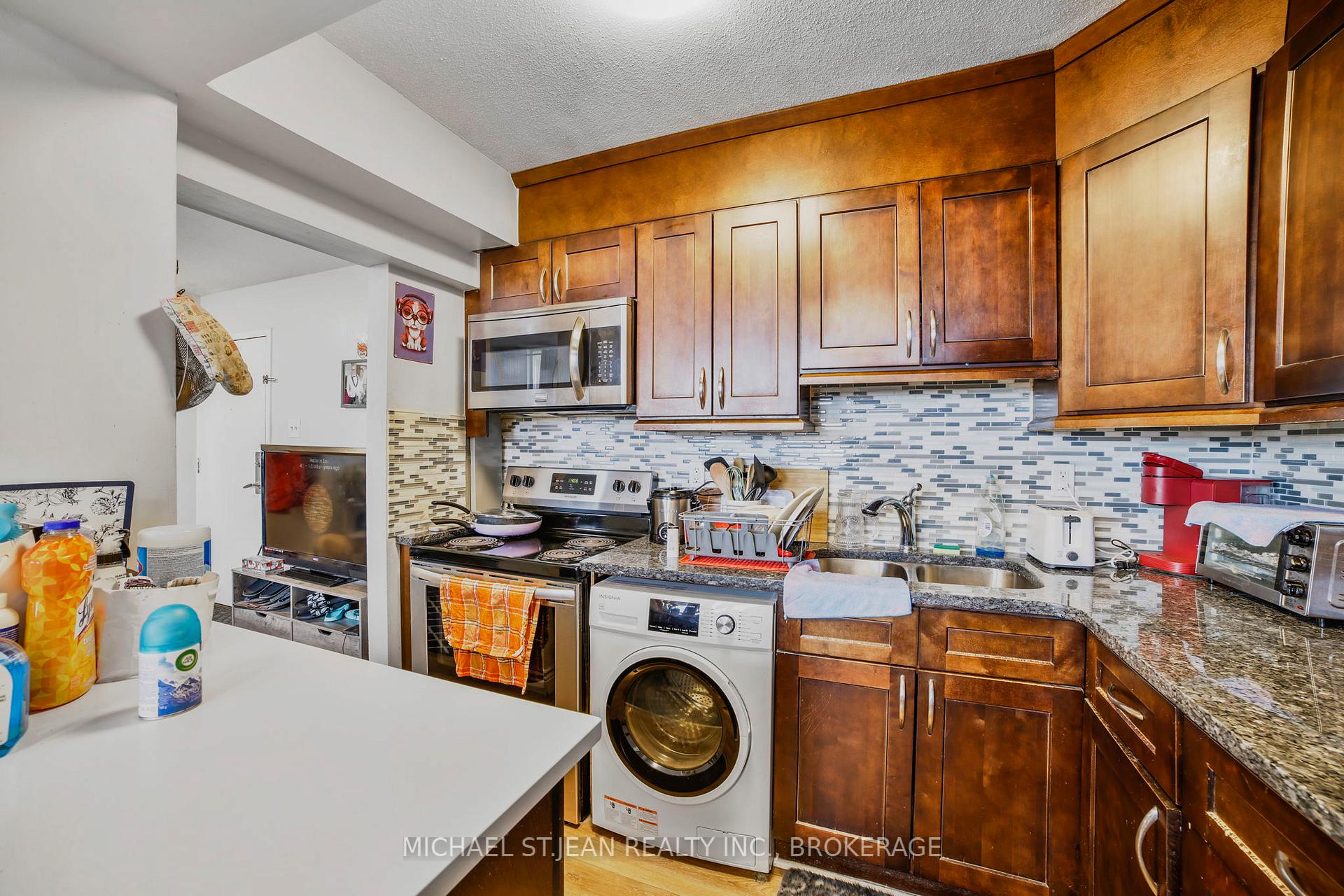 3 Bedrooms Condo at 15 Albright,  Hamilton For sale