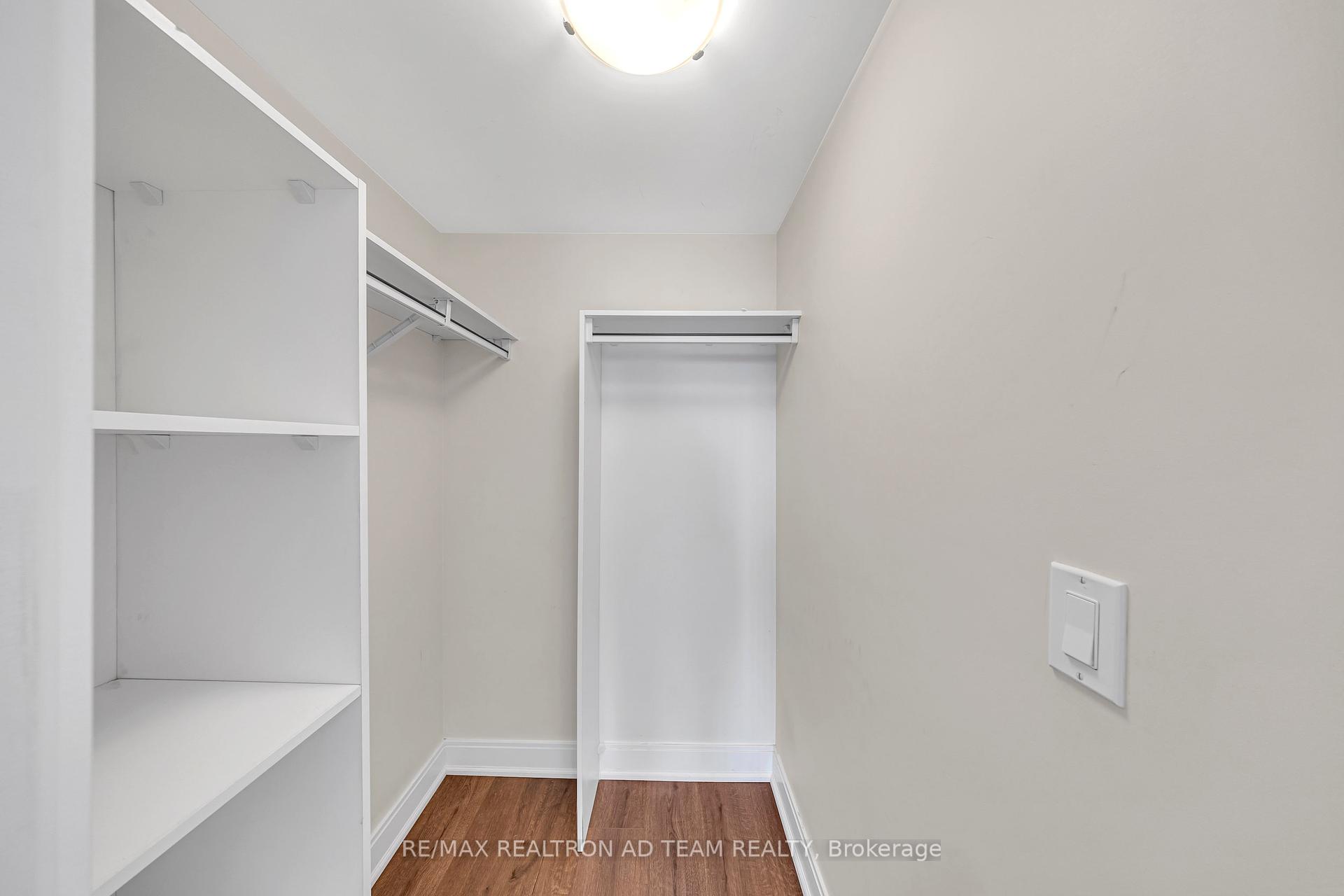 2 Bedrooms Condo at 125 Village Green, Toronto For sale