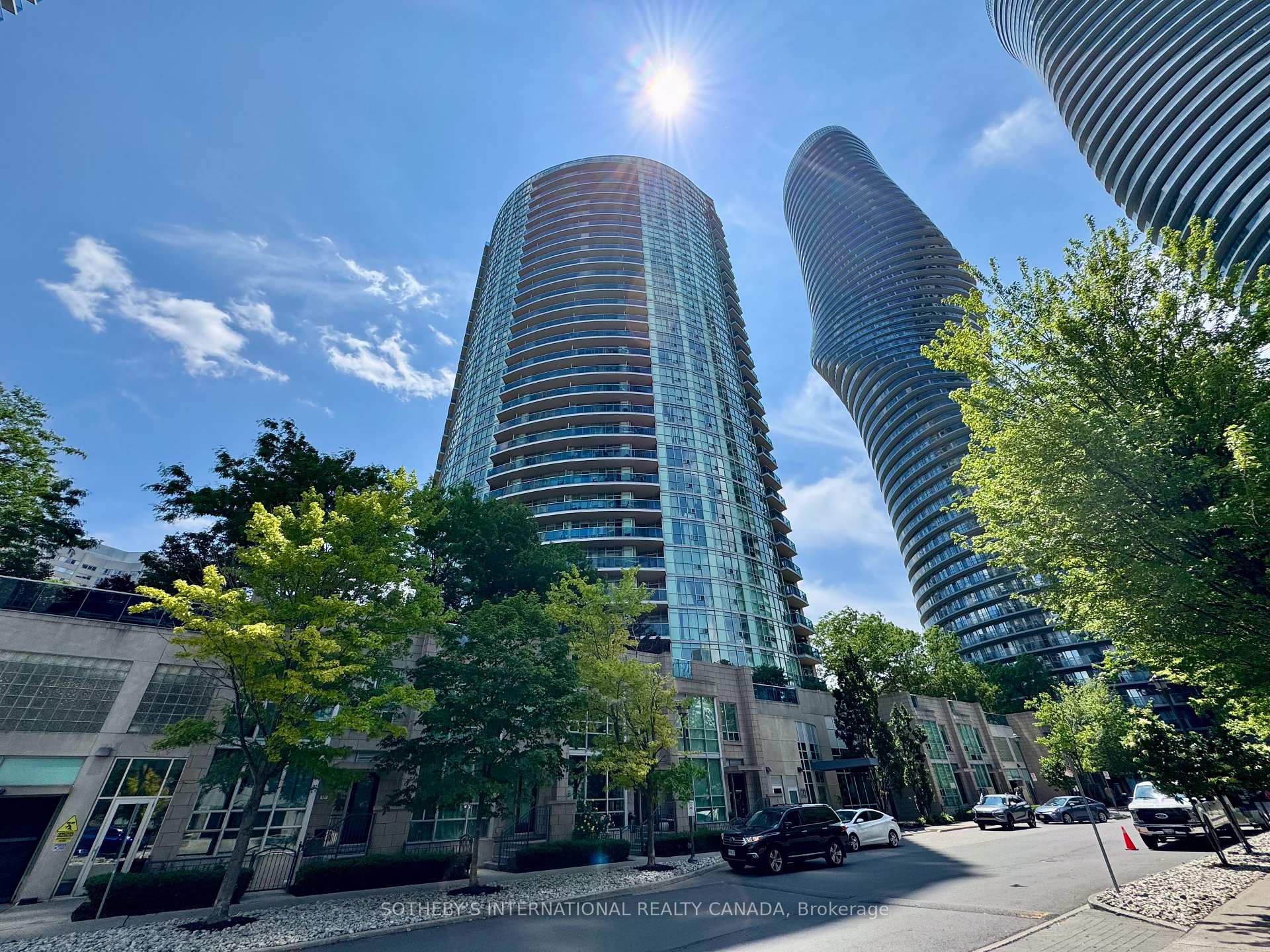 2 Bedrooms Condo at 70 Absolute, Mississauga For sale