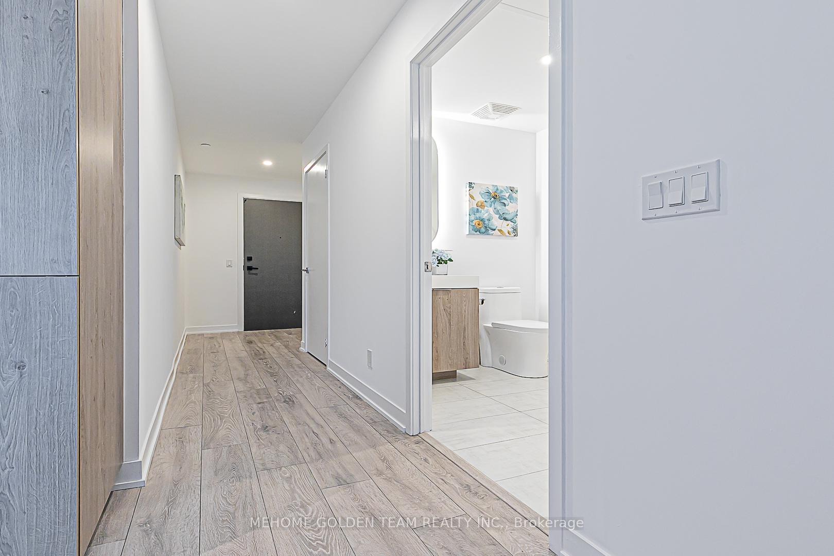 3 Bedrooms Condo at 15 Holmes, Toronto For sale