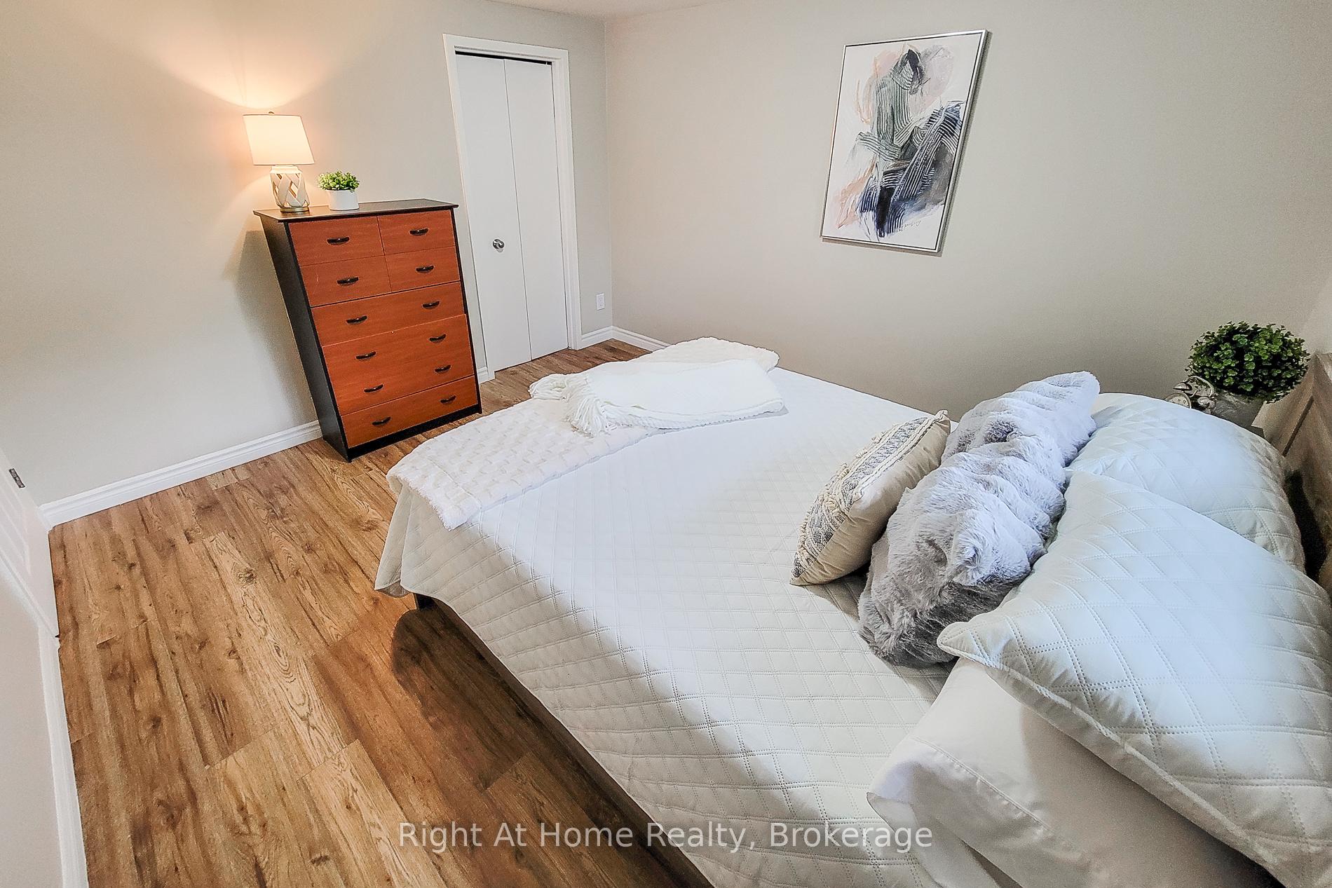3 Bedrooms Condo at 8 Glenburn, Hamilton For sale