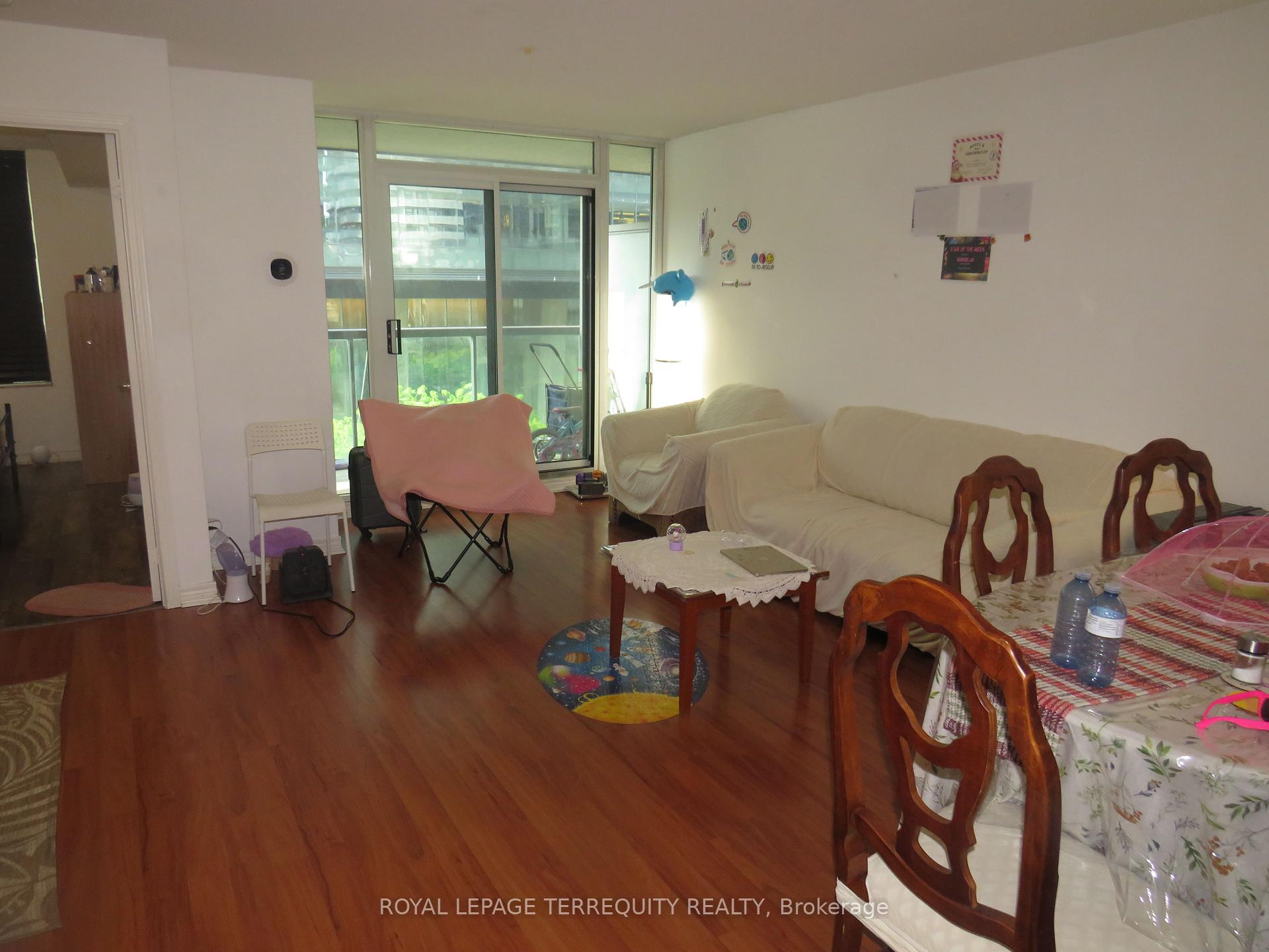 2 Bedrooms Condo at 30 Grand Trunk, Toronto For sale