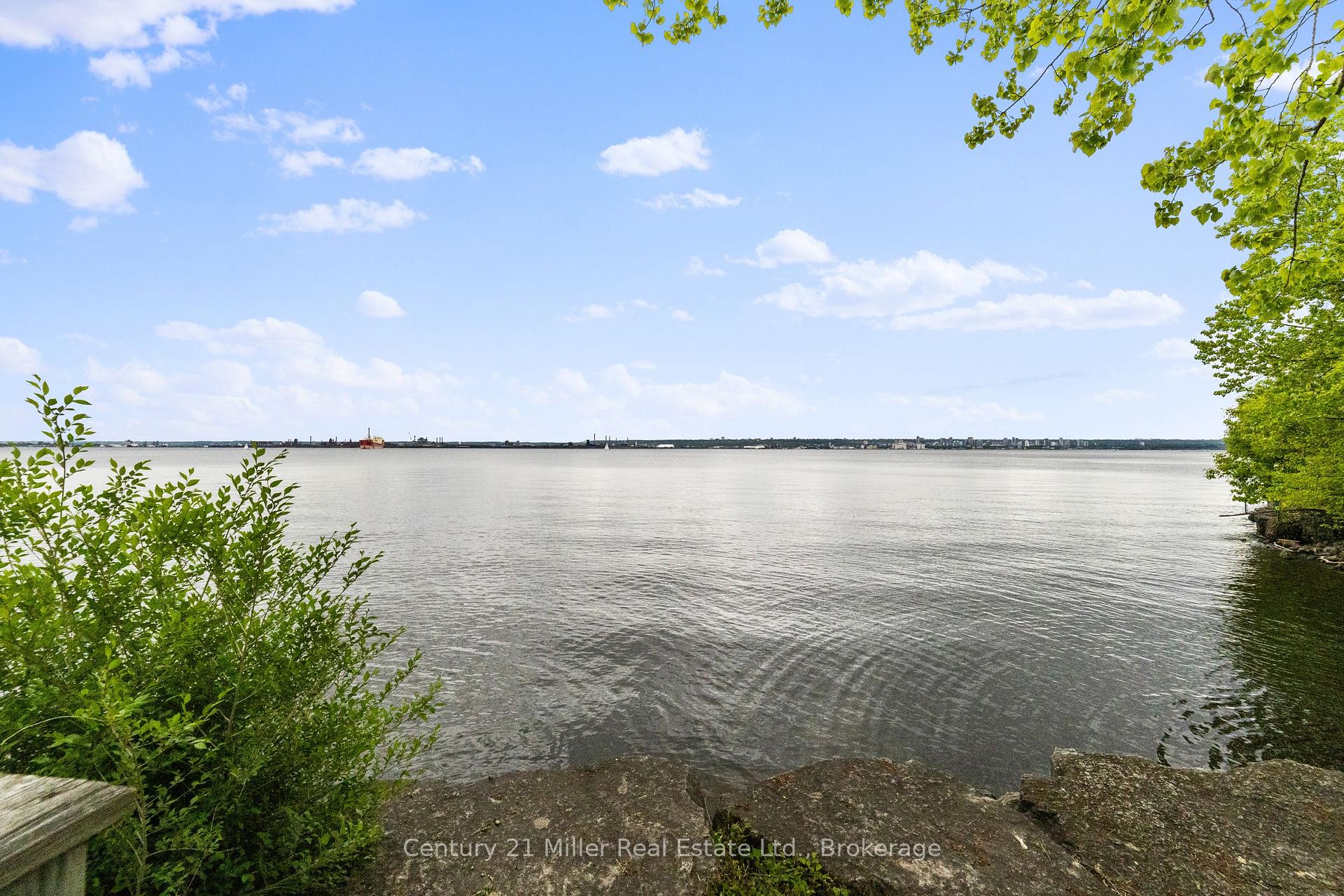 2 Bedrooms Condo at 1061 North Shore, Burlington For sale