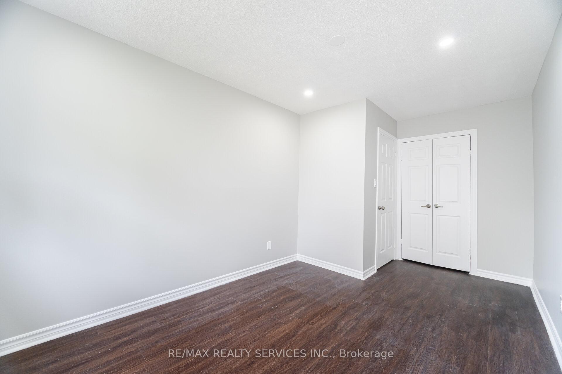 5 Bedrooms Condo at 3525 Brandon Gate, Mississauga For sale