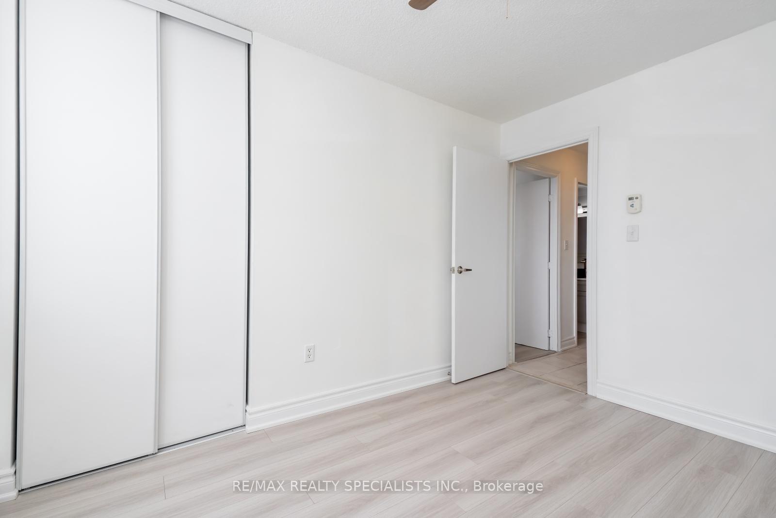 3 Bedrooms Condo at 2556 Argyle, Mississauga For sale