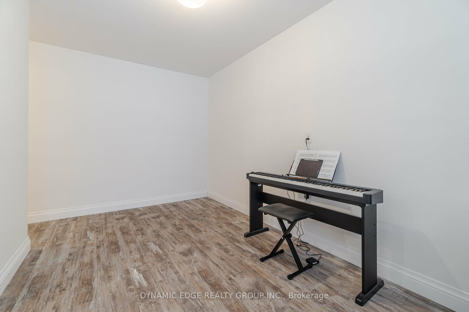 2 Bedrooms Condo at 57 Mericourt,  Hamilton For sale