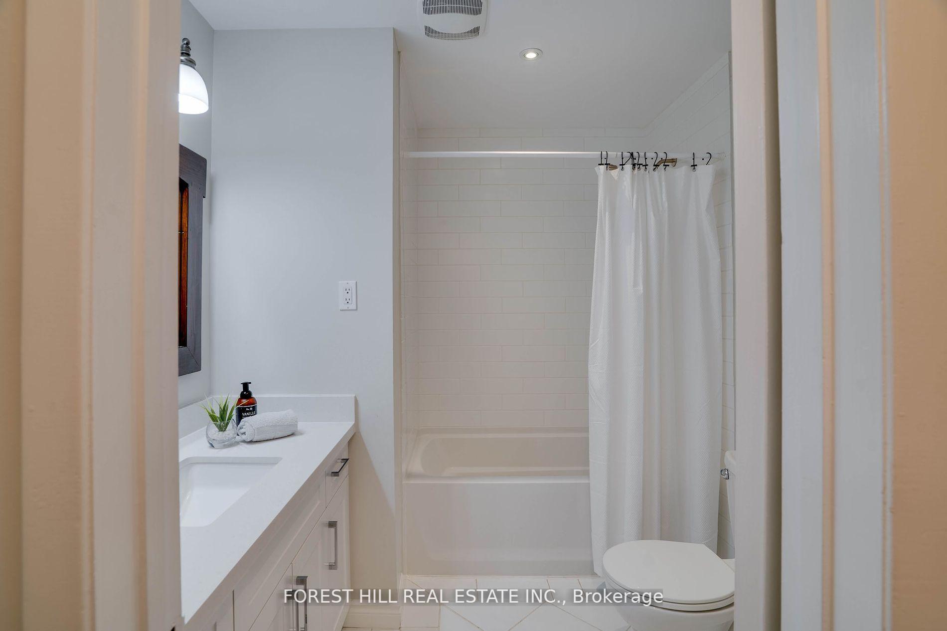 4 Bedrooms Condo at 11 Scenic Mill, Toronto For sale