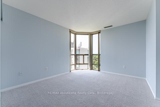 2 Bedrooms Condo at 5080 Pinedale, Burlington For sale