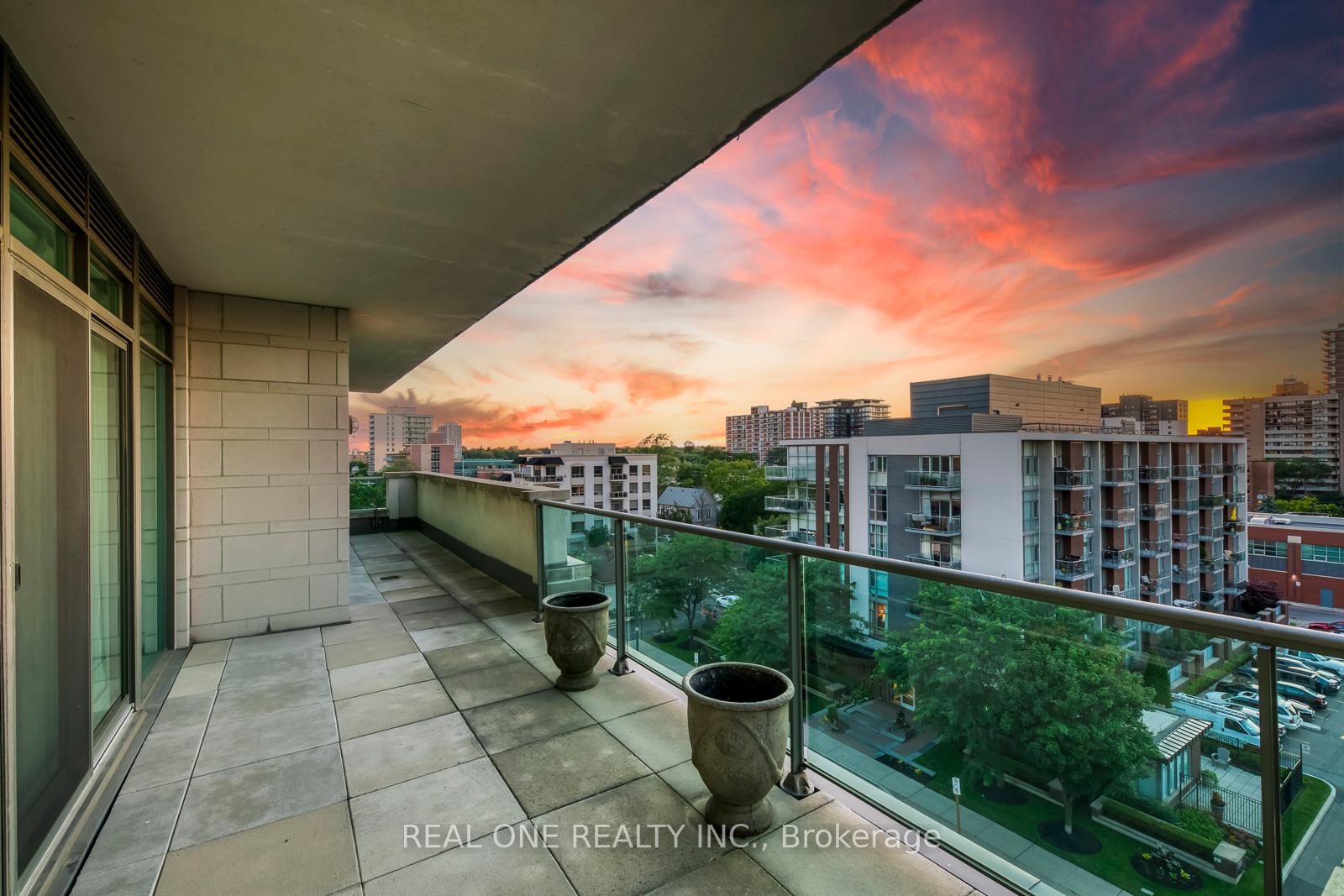 2 Bedrooms Condo at 65 Port,  Mississauga For sale