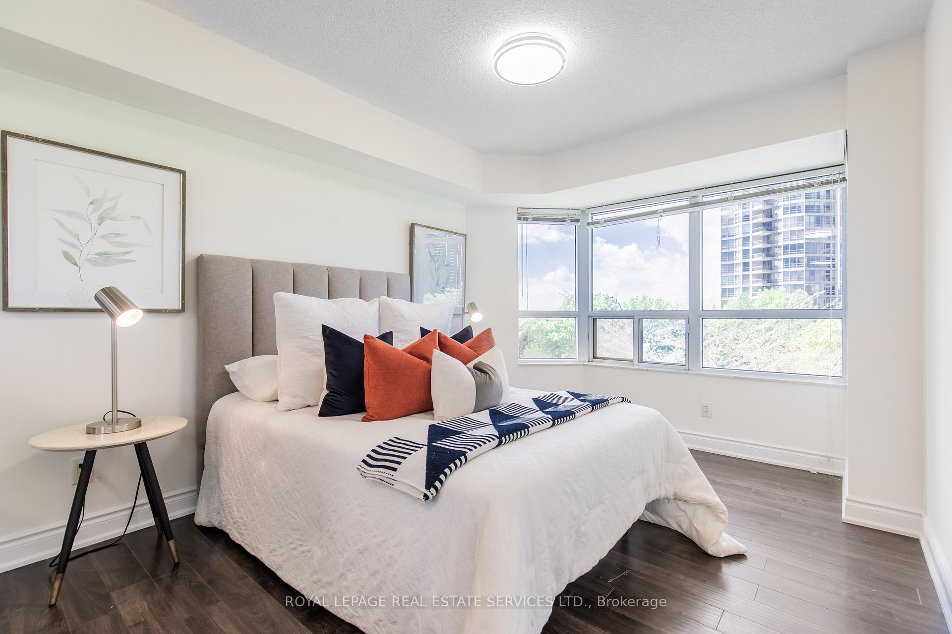 3 Bedrooms Condo at 25 Kingsbridge Garden, Mississauga For sale