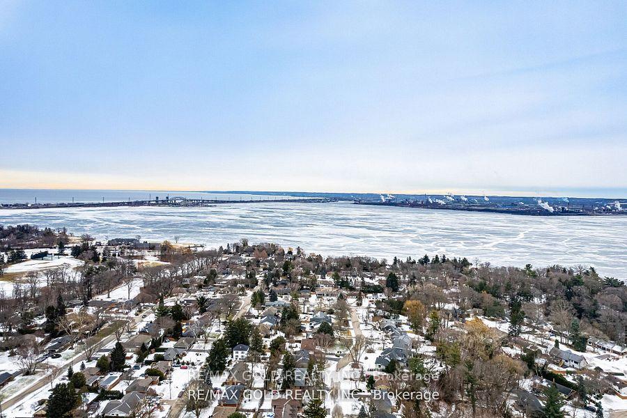 2 Bedrooms Condo at 320 Plains,  Burlington For sale