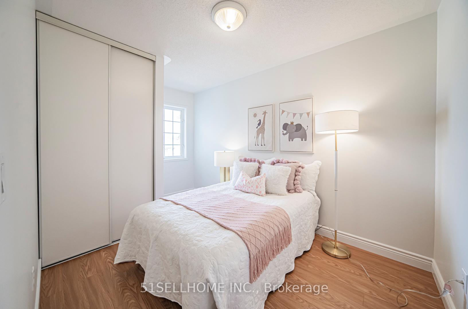 4 Bedrooms Condo at 858 Scollard,  Mississauga For sale