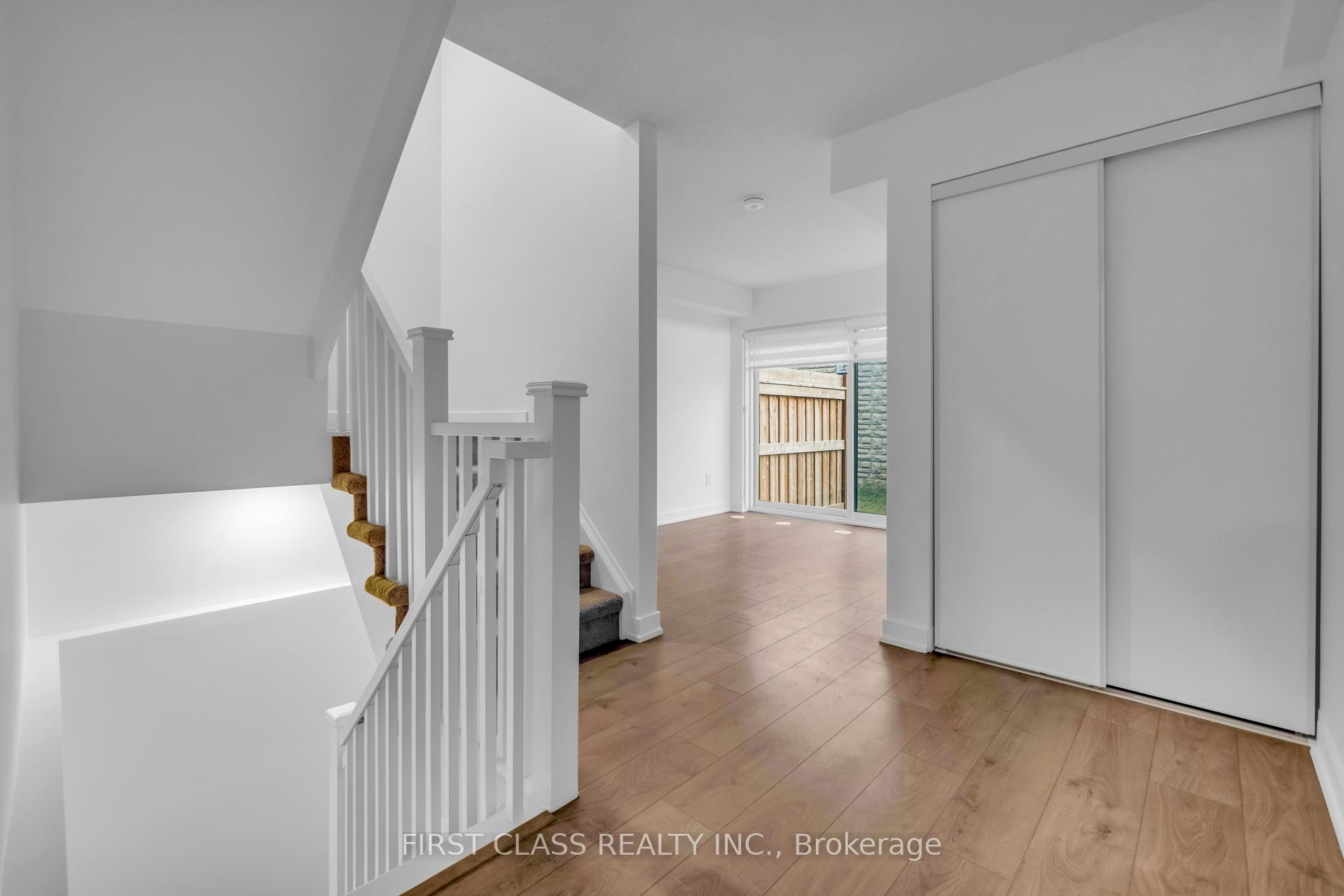 3 Bedrooms Condo at 1121 Cooke, Burlington For sale