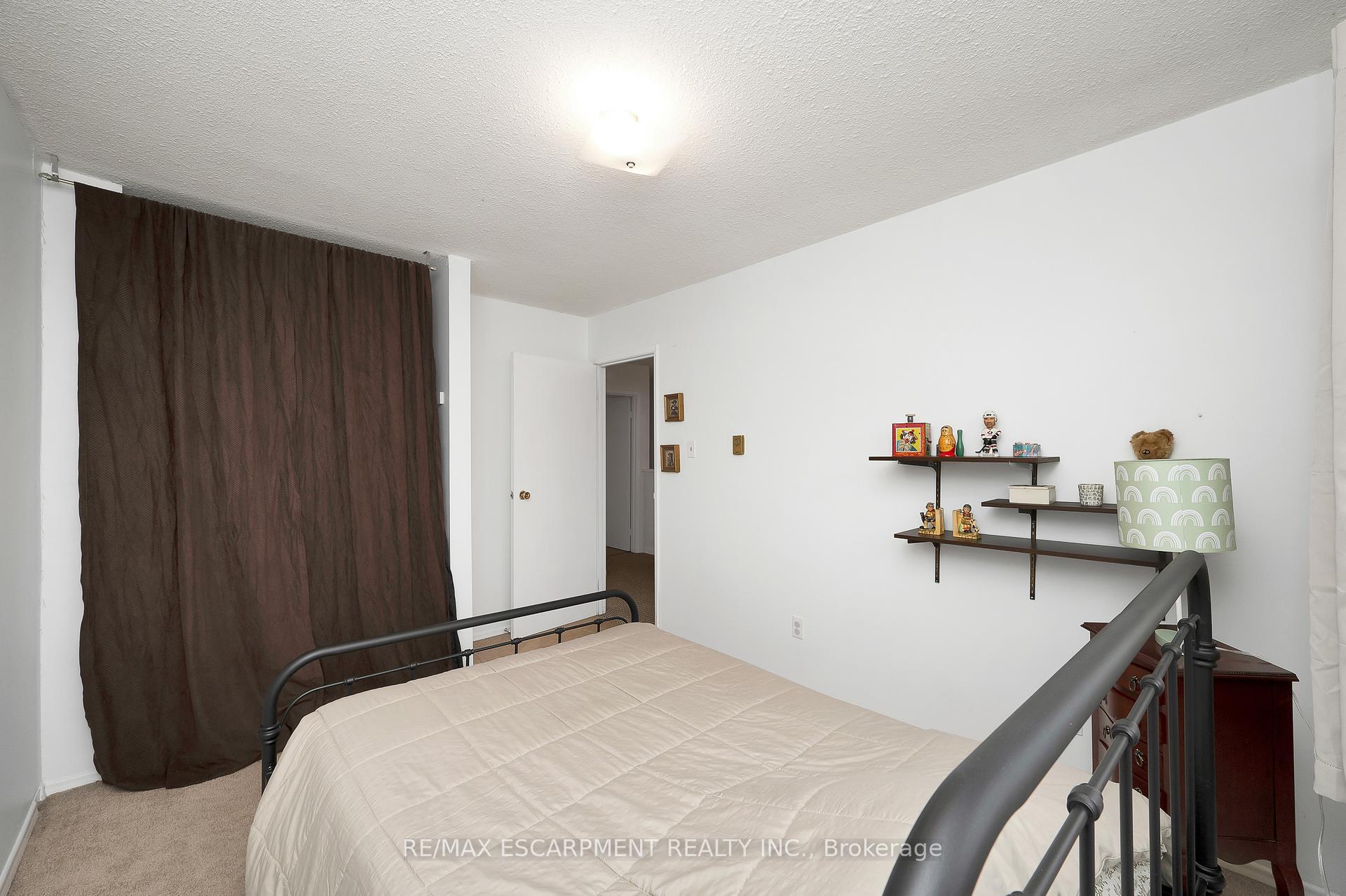 3 Bedrooms Condo at 5017 Pinedale, Burlington For sale