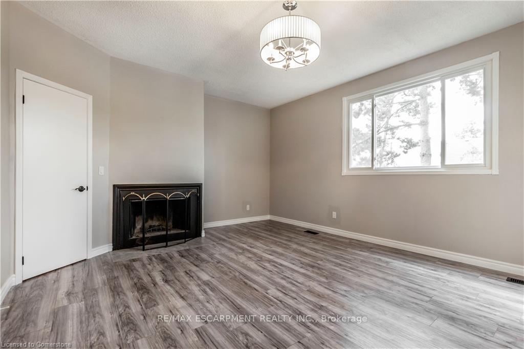 3 Bedrooms Condo at 4199 Longmoor, Burlington For sale